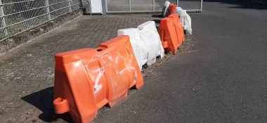 Yolda renkli demir bariyer var.