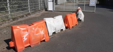 Yolda renkli demir bariyer var.