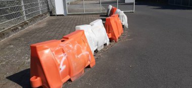 Yolda renkli demir bariyer var.