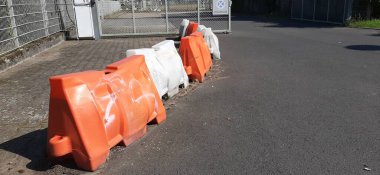 Yolda renkli demir bariyer var.