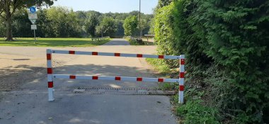 Yolda renkli demir bariyer var.