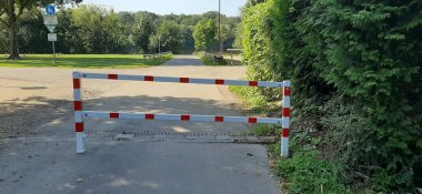 Yolda renkli demir bariyer var.