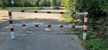 Yolda renkli demir bariyer var.