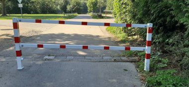 Yolda renkli demir bariyer var.