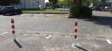 Yolda renkli demir bariyer var.