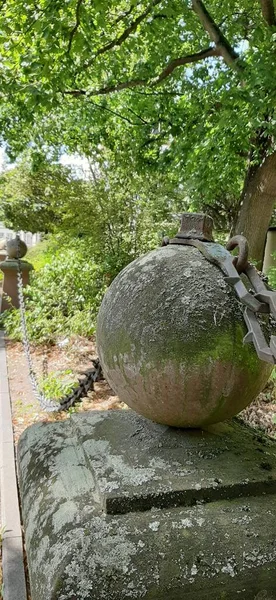 Yolda renkli demir bariyer var.