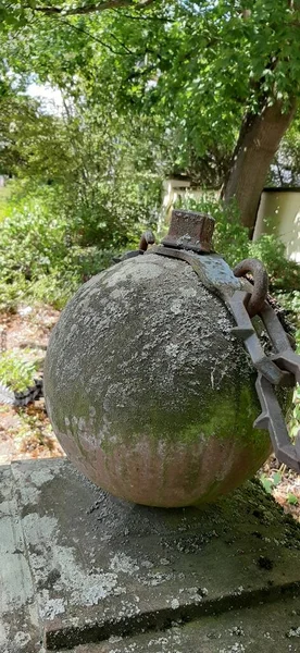 Yolda renkli demir bariyer var.