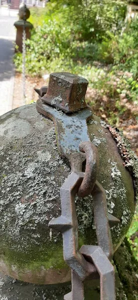 道路上のカラフルな鉄の障壁 — ストック写真