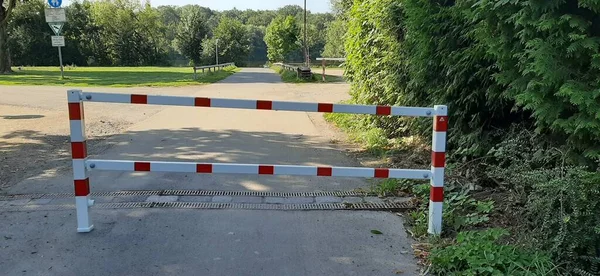 道路上のカラフルな鉄の障壁 — ストック写真