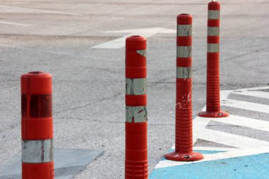 Yolda renkli demir bariyer var.