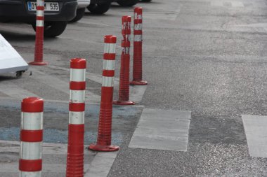 Yolda renkli demir bariyer var.