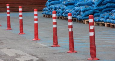 Yolda renkli demir bariyer var.