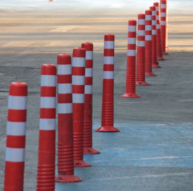 Yolda renkli demir bariyer var.