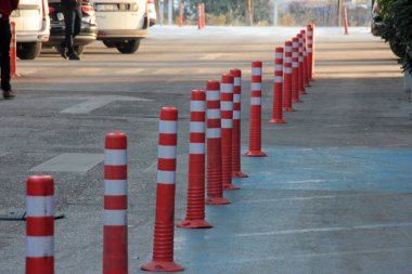 Yolda renkli demir bariyer var.