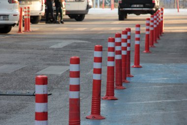 Yolda renkli demir bariyer var.