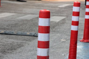 Yolda renkli demir bariyer var.