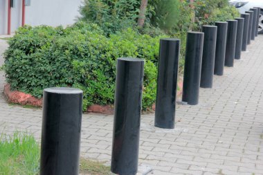 Yolda renkli demir bariyer var.