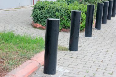 Yolda renkli demir bariyer var.