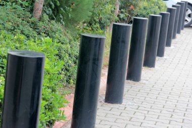 Yolda renkli demir bariyer var.