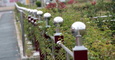 Yolda renkli demir bariyer var.