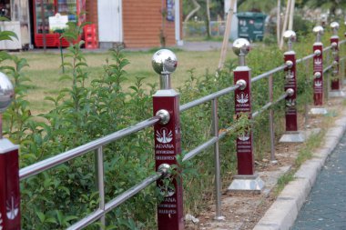 Yolda renkli demir bariyer var.