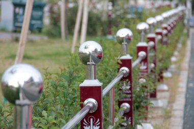 Yolda renkli demir bariyer var.