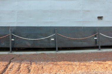 Yolda renkli demir bariyer var.