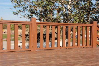 Yolda renkli demir bariyer var.