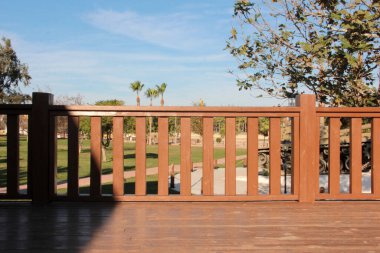 Yolda renkli demir bariyer var.