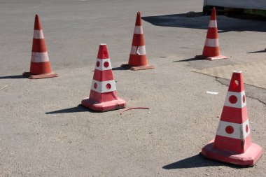 Yolda renkli demir bariyer var.