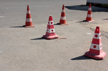 Yolda renkli demir bariyer var.