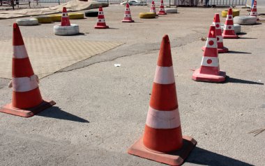 Yolda renkli demir bariyer var.