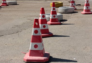 Yolda renkli demir bariyer var.