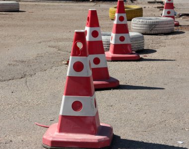 Yolda renkli demir bariyer var.