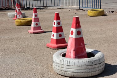 Yolda renkli demir bariyer var.