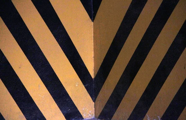 道路上のカラフルな鉄の障壁 — ストック写真