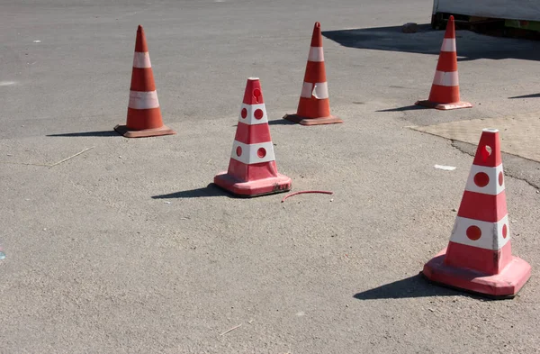 Yolda renkli demir bariyer var.