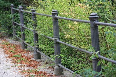 Yolda renkli demir bariyer var.