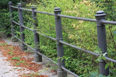 Yolda renkli demir bariyer var.