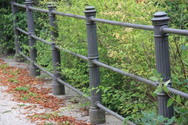 Yolda renkli demir bariyer var.