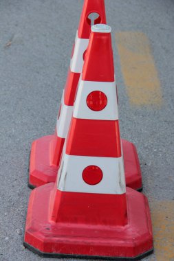 Yolda renkli demir bariyer var.