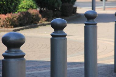 Yolda renkli demir bariyer var.