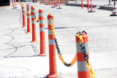 Yolda renkli demir bariyer var.