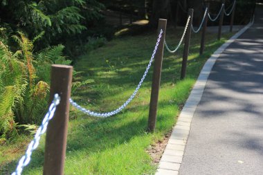 Yolda renkli demir bariyer var.