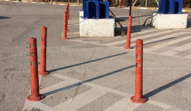 Yolda renkli demir bariyer var.