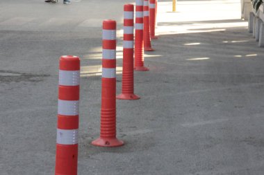 Yolda renkli demir bariyer var.