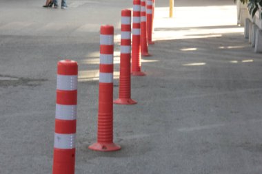 Yolda renkli demir bariyer var.