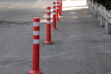 Yolda renkli demir bariyer var.