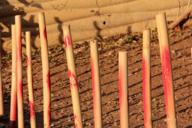 Yolda renkli demir bariyer var.