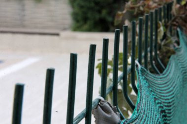 Yolda renkli demir bariyer var.